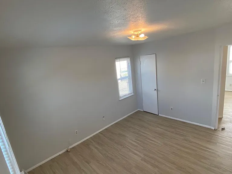 27050 Drakefield Ave — Photo 9