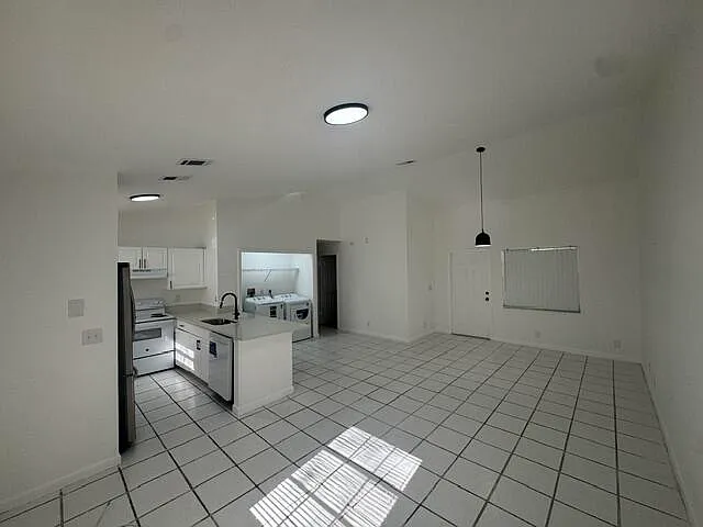 3 bed, 2.0 bath, 4864 sqft, $2,800 — Photo 2