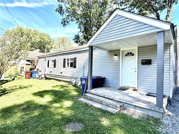 810 Newton Dr, Newton Falls, OH 44444