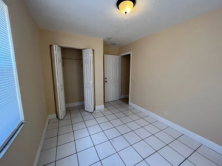 936 W 9th St — Photo 10