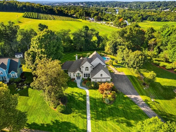 11 Valley View Farm Rd, Haverhill, MA 01835