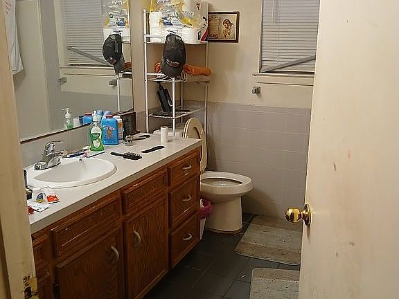 Unit b second bathroom 