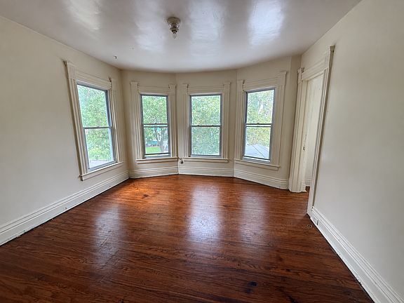 3rd image of 271 Kenwood Ave #2