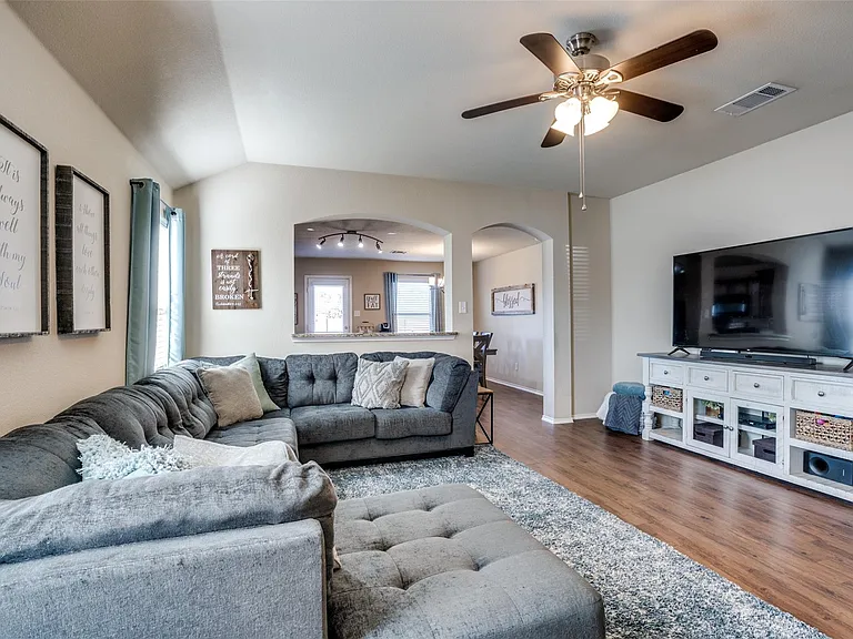 1606 Meadow Creek Dr — Photo 5