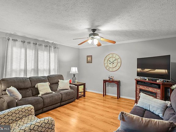 3rd image of 1403 Landis Cir