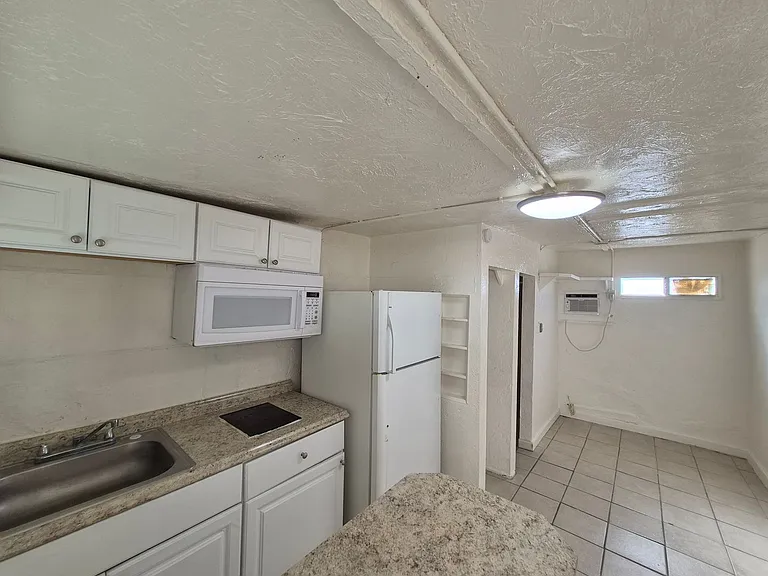 560 S Madison Ave — Photo 4