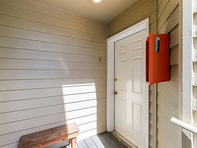617 N State St — Photo 29