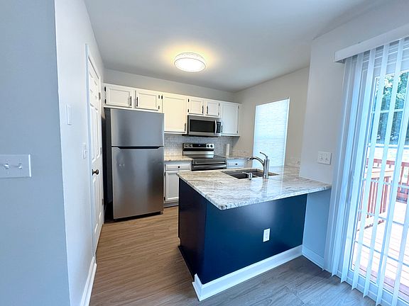 Kitchen and breakfast island