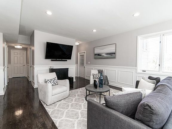 2nd image of 725 E Cossitt Ave #1