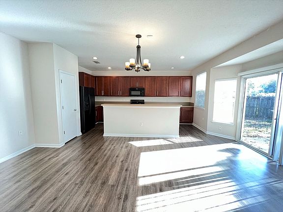 5th image of 2314 Brian Lakes Dr E