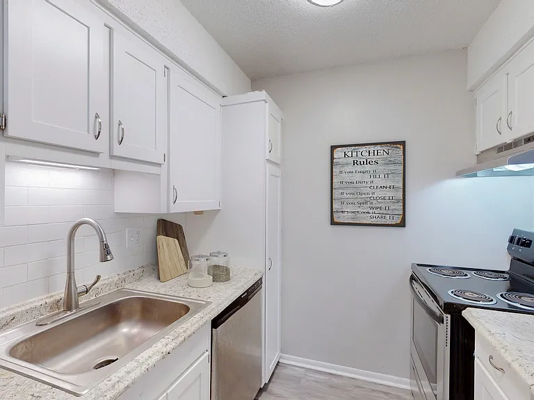 Riviera Apartments — Photo 16