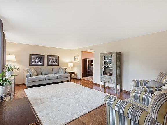 4th image of 9044 Woodview Dr