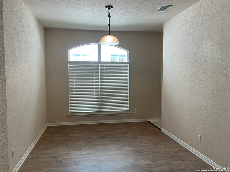 517 Thurber Dr — Photo 3