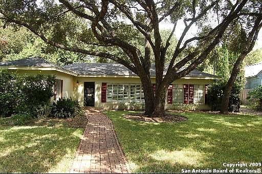 1st image of 209 W Elmview Pl