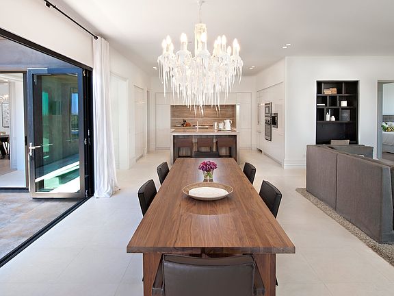 Bright & airy dining area