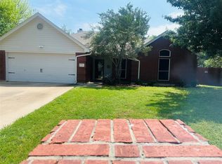 520 Pleasant Valley Dr, Burleson, TX 76028