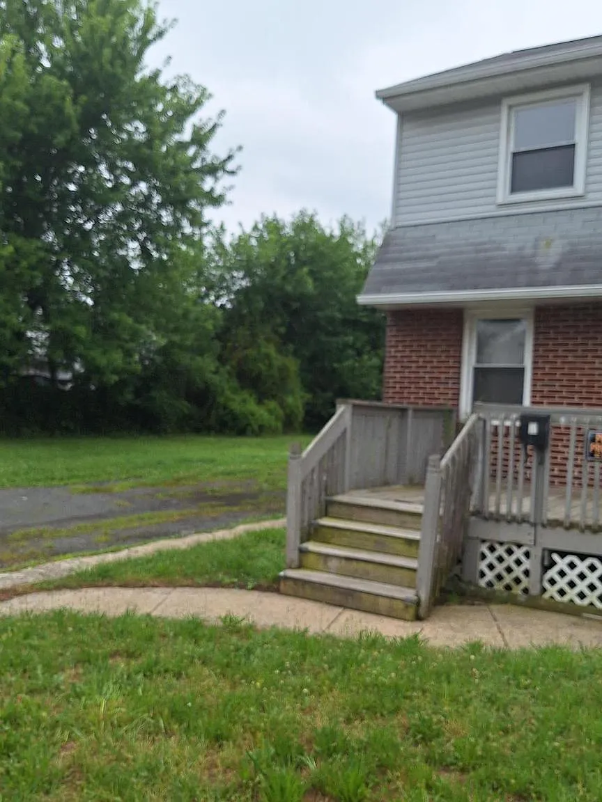 3 bed, 1.0 bath, 1610 sqft, $2,450 — Photo 2