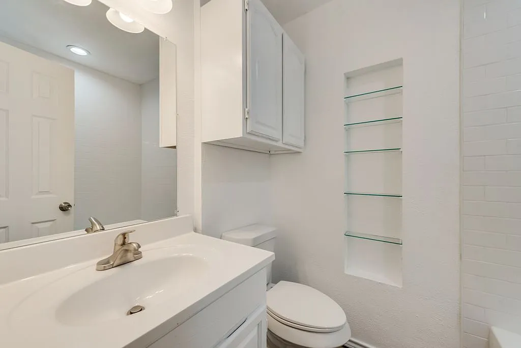 3 bed, 1221 sqft, $2,116 — Photo 2