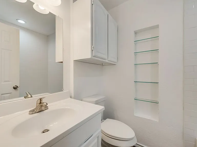 901 Hudson Dr — Photo 2