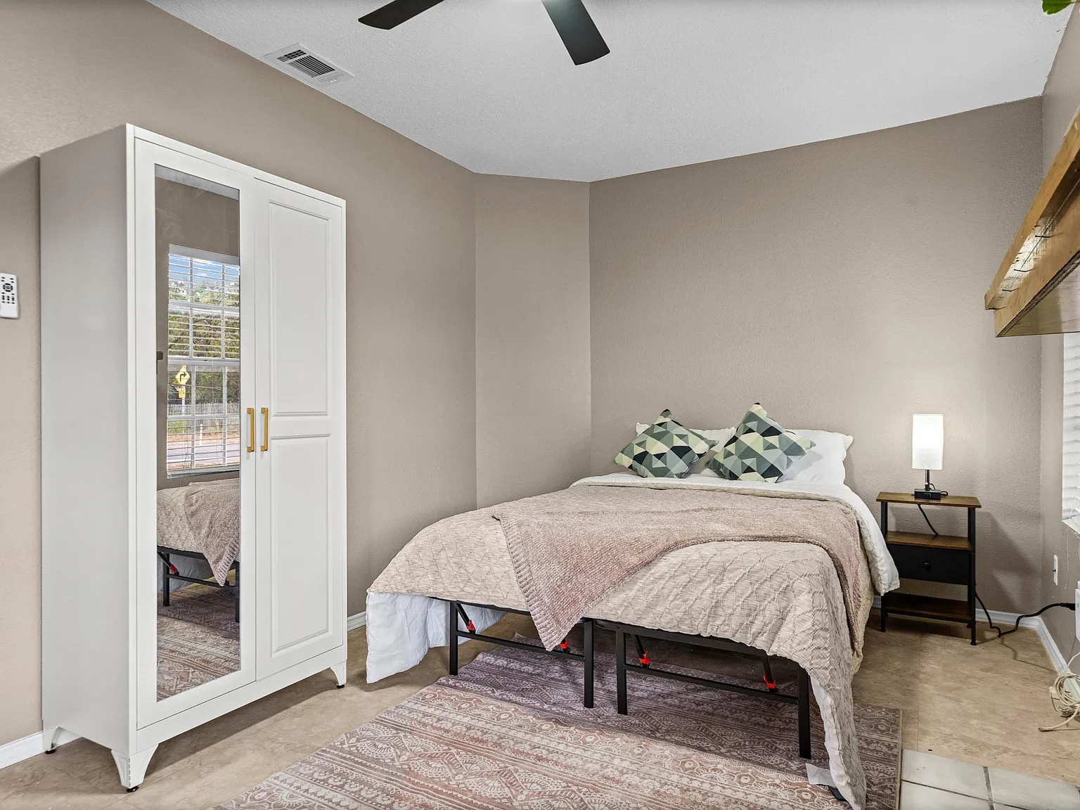 4 bed, 2.0 bath, 1350 sqft, $1,031 — Photo 2