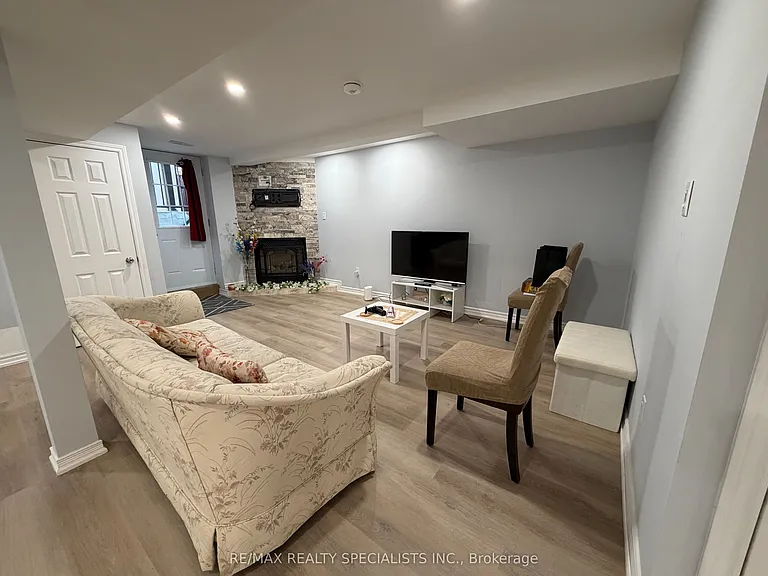 934 Boyer Blvd #BASEMENT — Photo 2