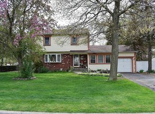 200 Locust Dr, Bay Shore, NY 11706