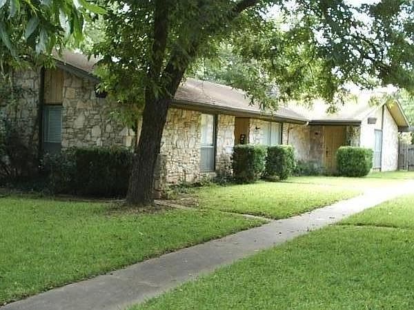 Great Location near bus routes , UT and HEB Grocery!