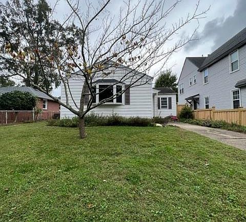 3rd image of 121 Dumont Ave