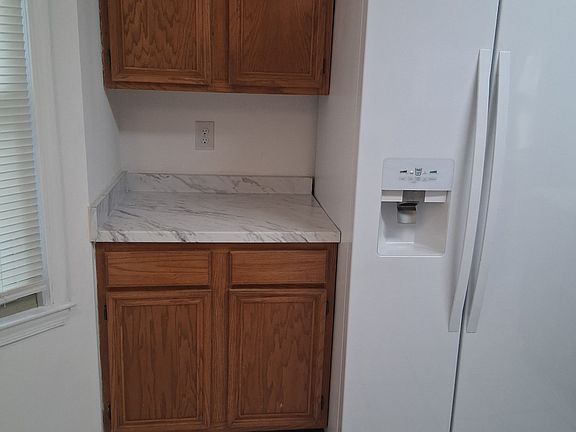4th image of 1008 Meads Rd
