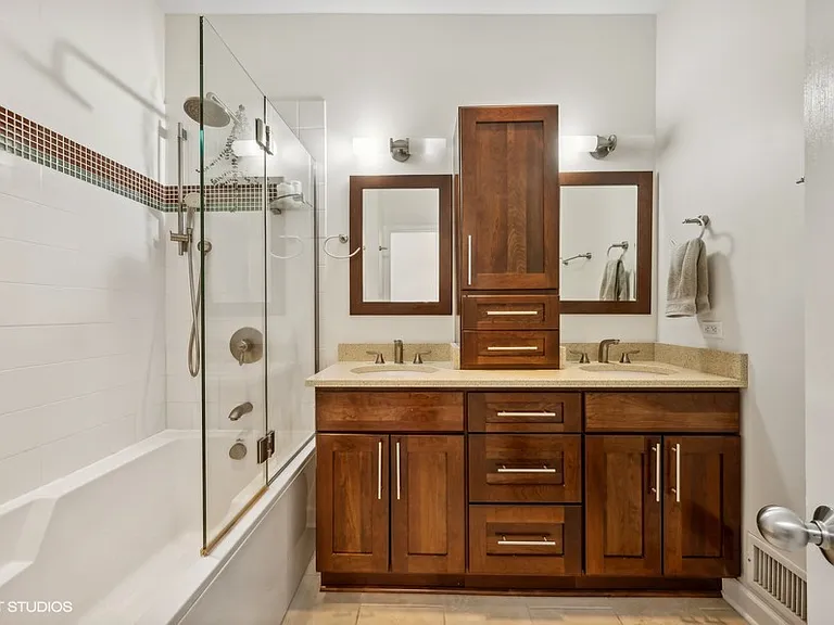 1765 W Altgeld St #H — Photo 12