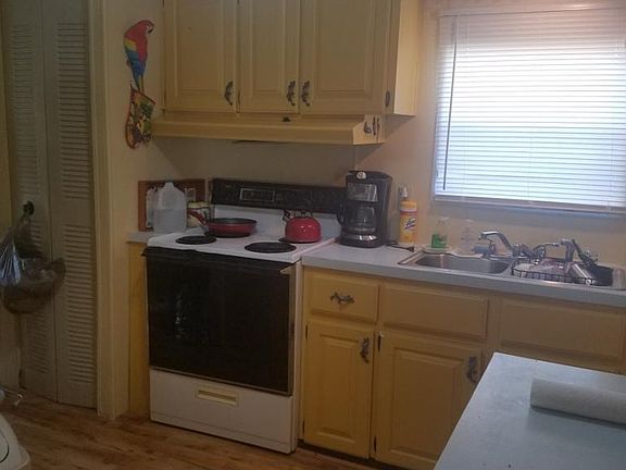 4th image of 403 NE 8th Ave