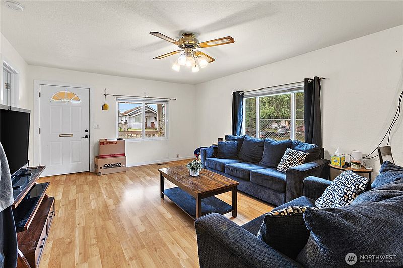 3rd image of 293 17th Avenue
