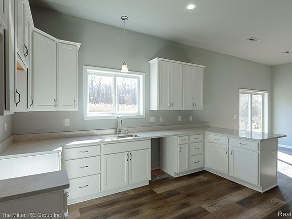 5th image of 43001 Willow Rd