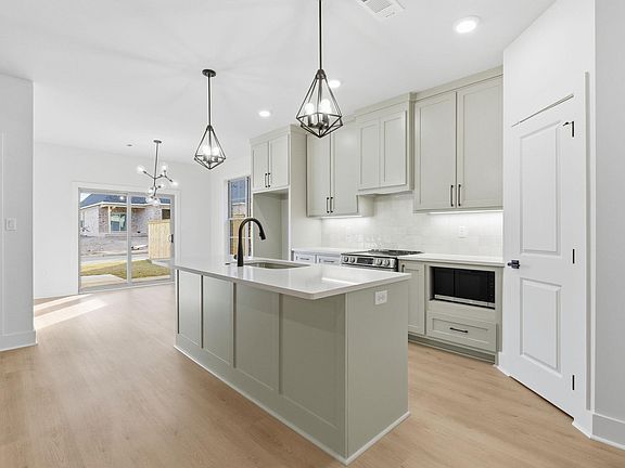 4th image of 201 Edgewood Cir