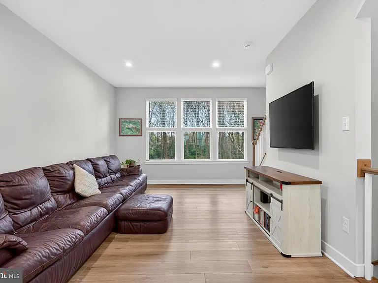 54 Sidney Ln — Photo 19