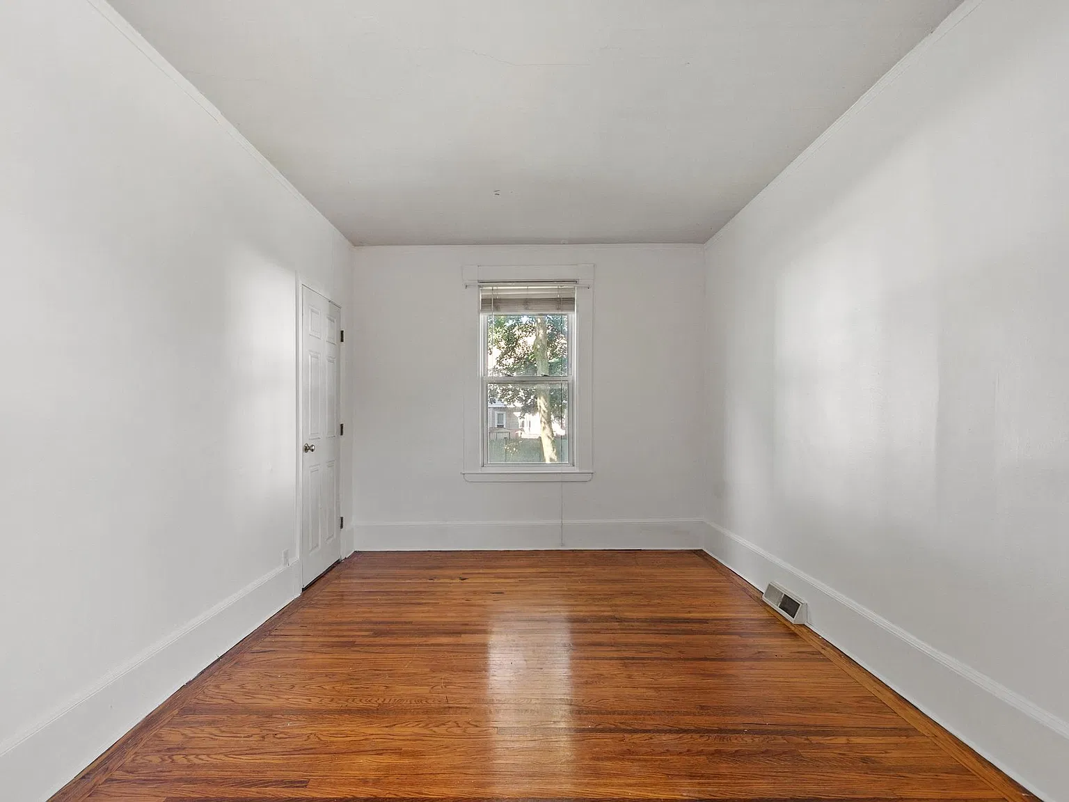 2 bed, 1090 sqft, $2,400 — Photo 3