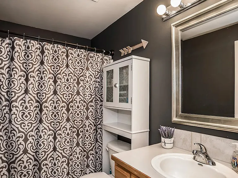 Main bathroom (staged)