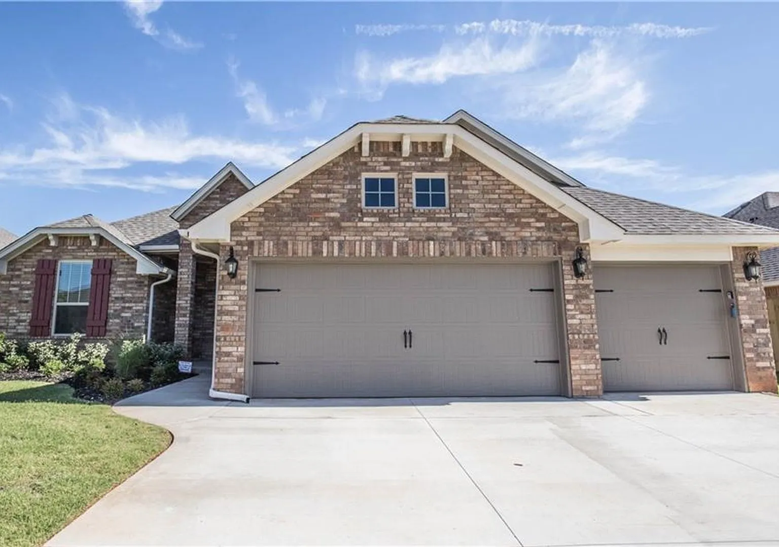 Beautiful 4 Bedroom 2 Bath Home in Mustang School District! — Photo 1