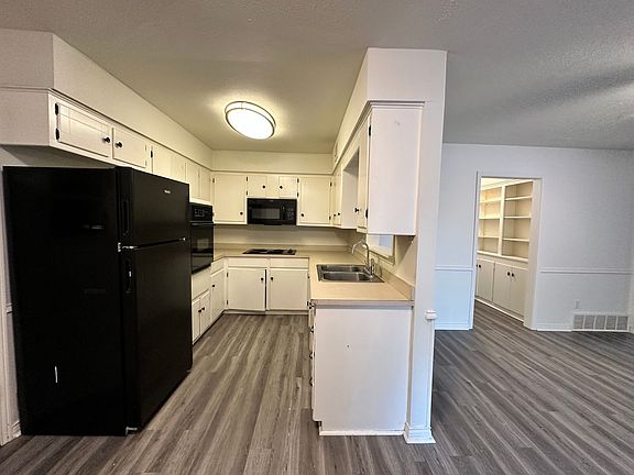 3rd image of 2509 Garden Dr