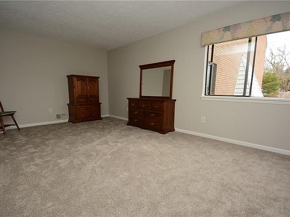 4th image of 20 Great Wood Ct
