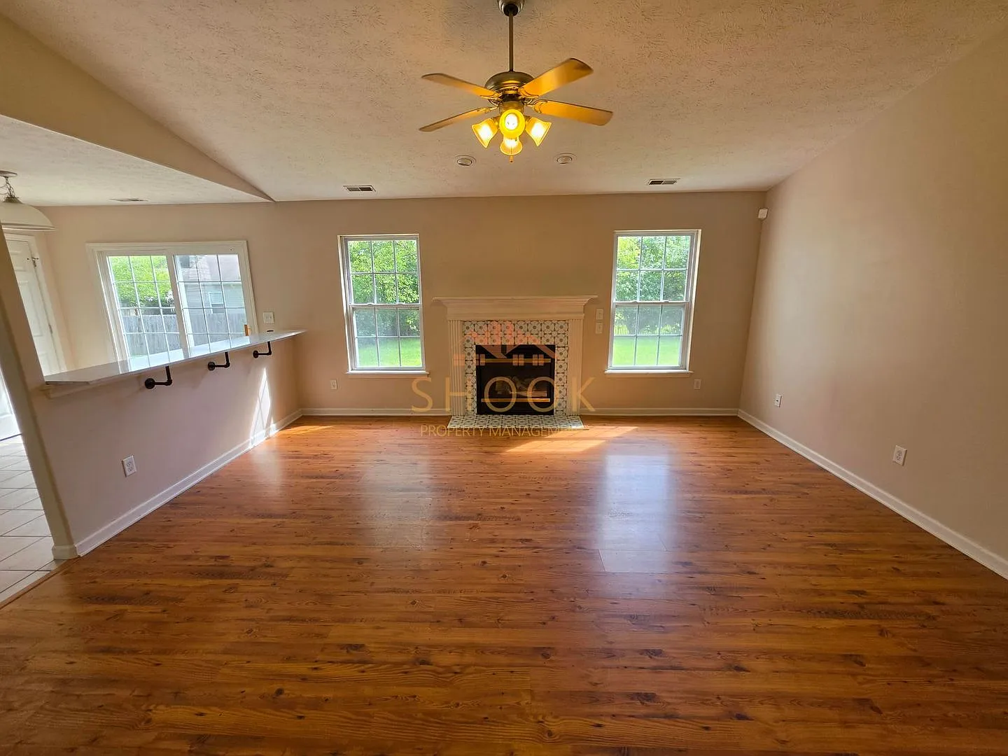 Under Market Rent 3br Home - Move-In Special And Short-Term Flexibility Available — Photo 3