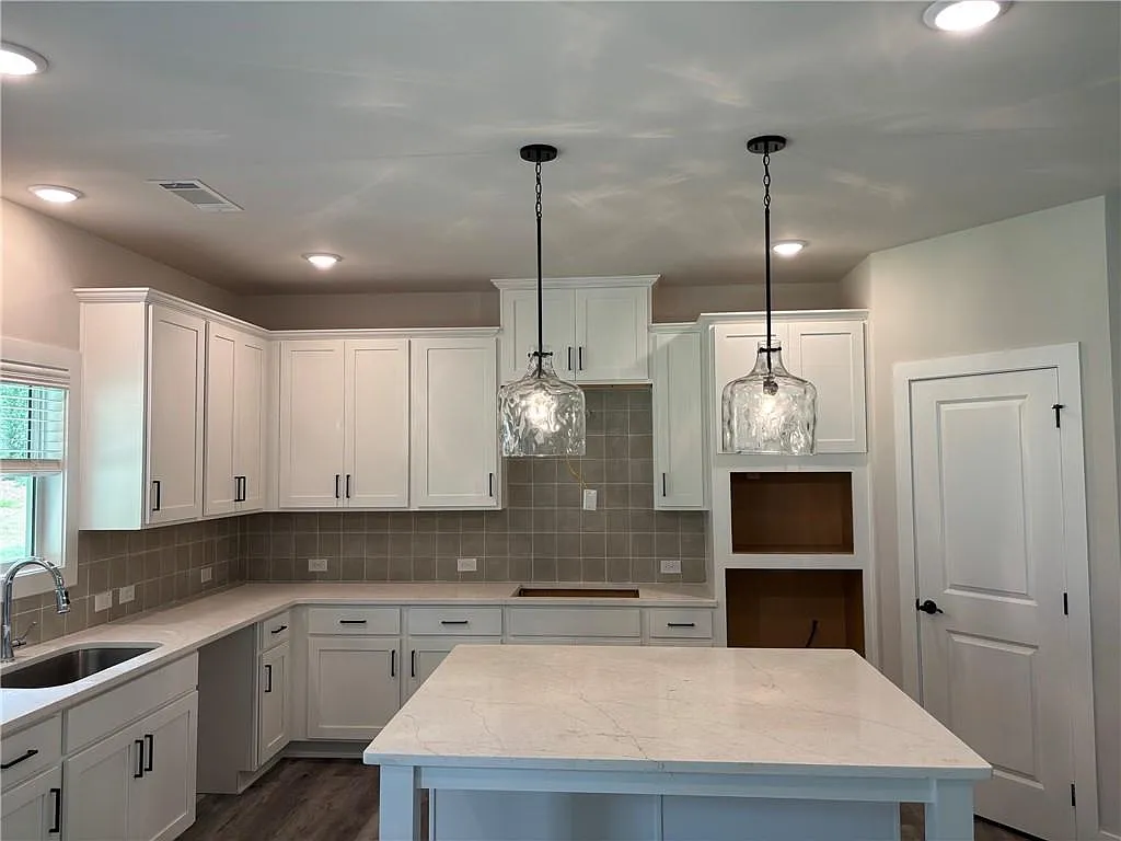 5 bed, 3.0 bath, 3140 sqft, $3,100 — Photo 2