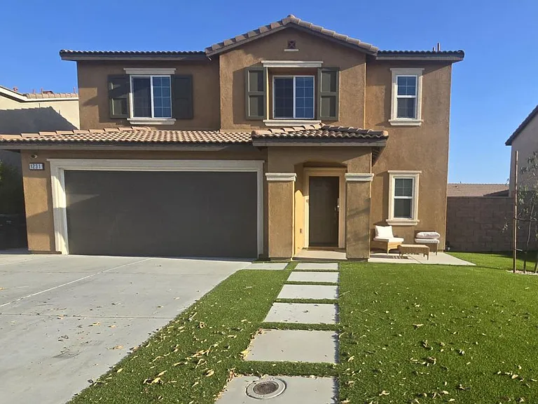 1231 Memorial Ave — Photo 3