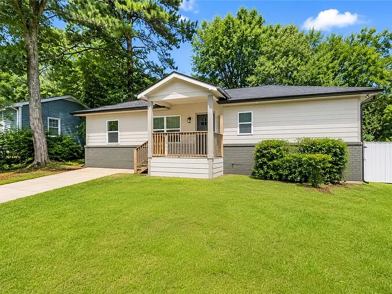 1639 Bridgeport Dr NW — Photo 2
