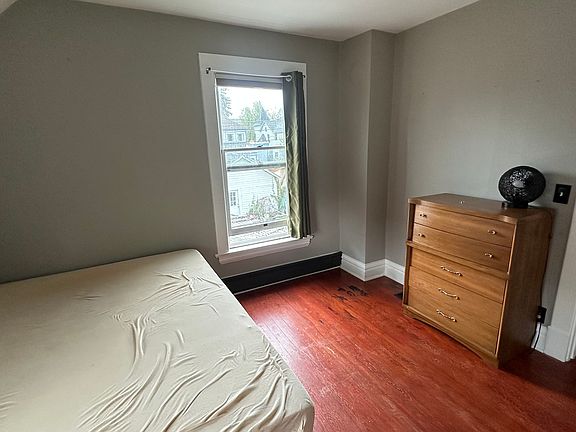 3rd image of 226 S 6th St E