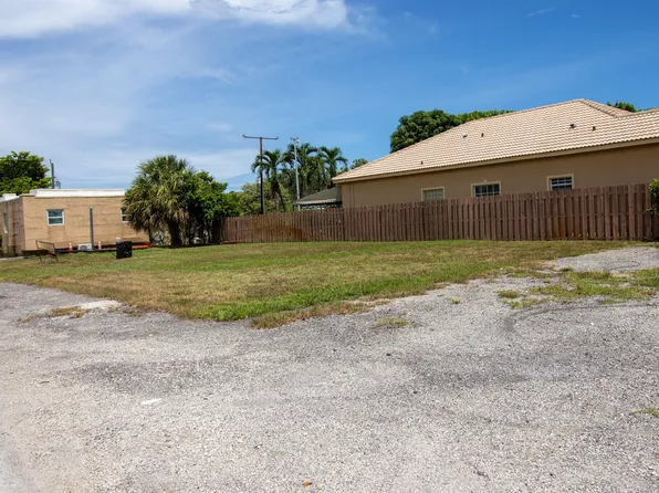 243 SW 8TH Street, Deerfield Beach, FL 33441
