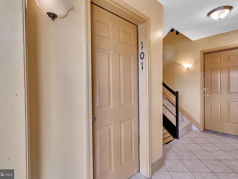 912 Barnaby St SE #101 — Photo 2