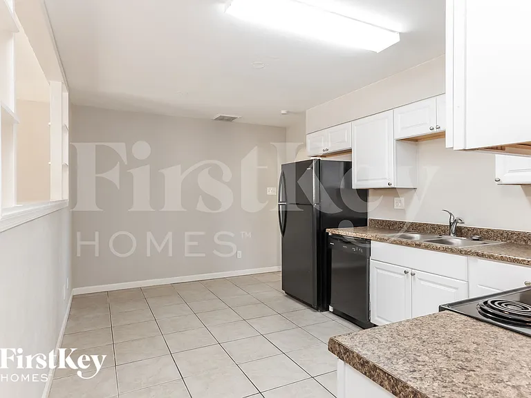 1233 W 16th St — Photo 7