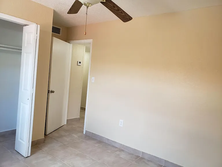 W 43rd Pl — Photo 14