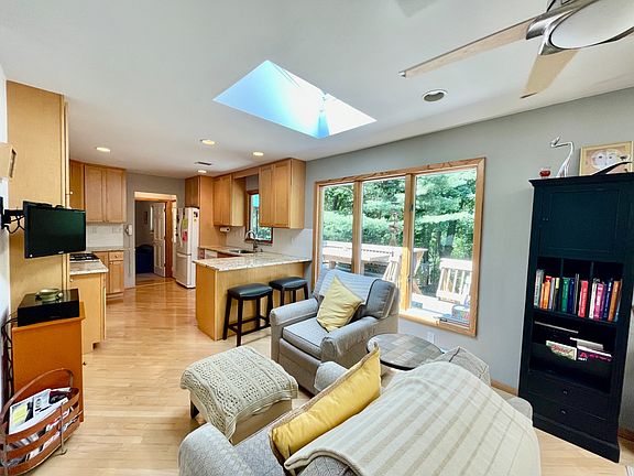 3rd image of 41 Blydenburgh Ave